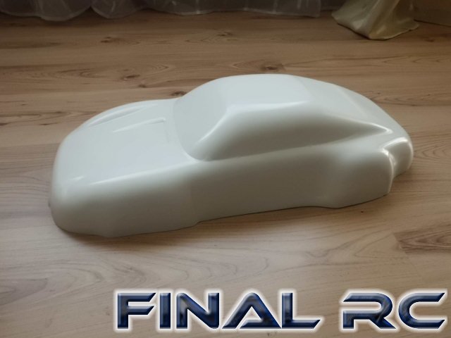 GT-R 34 Karo beim Bekleben