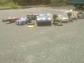 Sommer *-* der Audi is meiner und des Boot und der Heli auch der LRP in der Mitte gehört meinen Bruder und der Mustang meinen Dad DER CALIBRA FEHLT WEIL ICH IHM MIR ERST VOR 2 WOCHEN GEKAUFT HABE